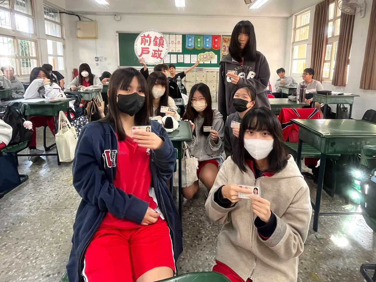 前鎮戶政前進校園　受理人生第一張身分證