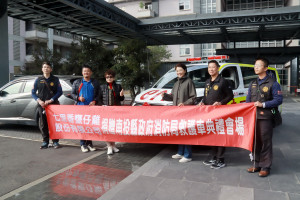 七里香甕仔雞捐贈南投消防局救護車。（記者扶小萍攝）