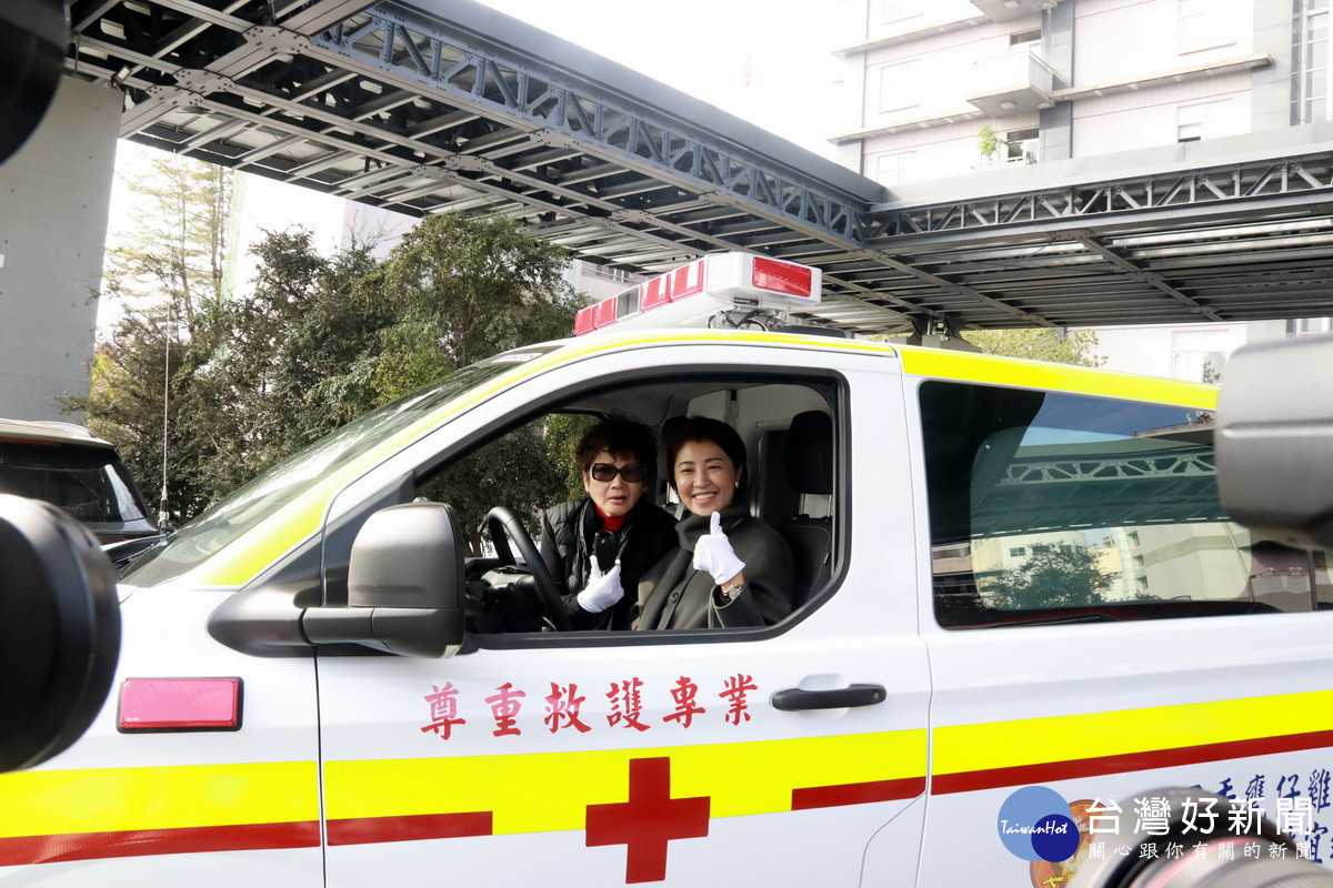 許縣長與林董事長啟動救護車。(記者扶小萍攝）