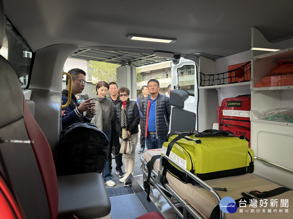 消防局向來賓說明車上的配備。（記者扶小萍攝）