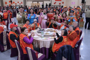 華山基金會每年為地區獨居長者舉辦年前圍爐熱熱鬧鬧相聚。（華山名間站提供）