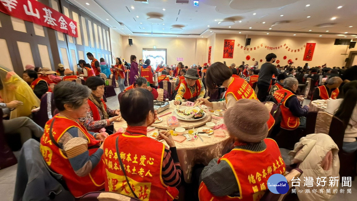 華山基金會要讓長輩感受過年的歡樂氛圍。(華山名間站提供)