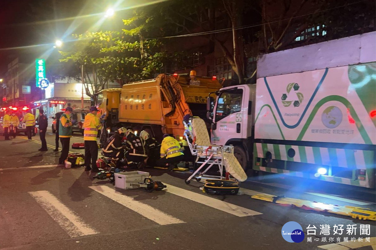 桃園市環保局1輛資源回收車駕駛昏厥,車輛暴衝撞傷6人,警消緊急搶救中。