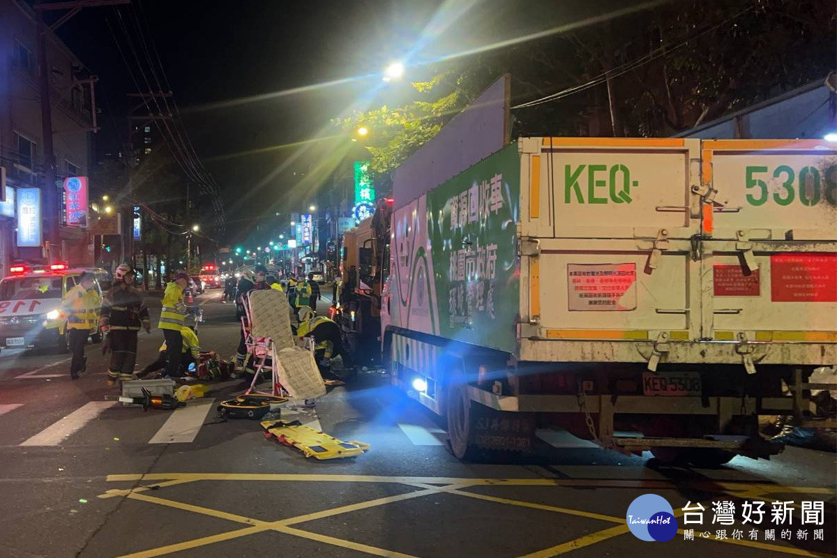 桃園市環保局1輛資源回收車駕駛昏厥,車輛暴衝撞傷6人,警消緊急搶救中。