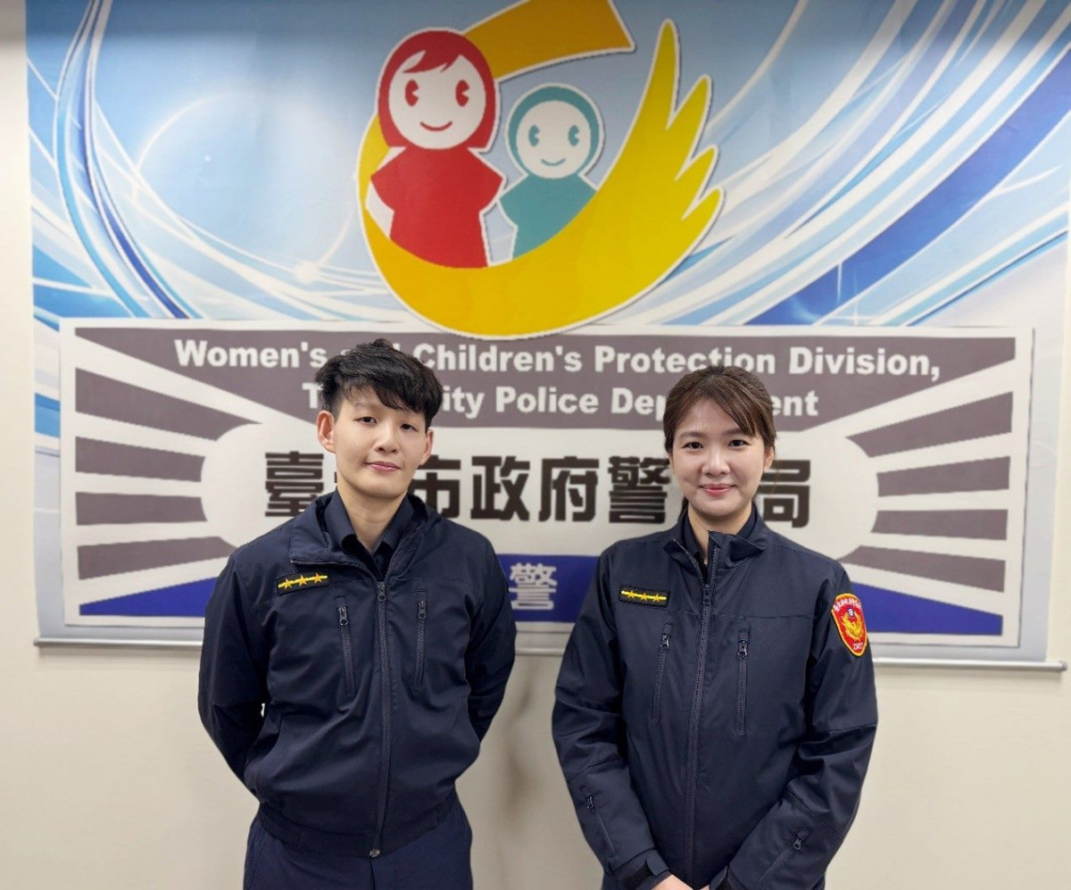台北市府警察局婦幼警察隊勤務分隊警員羅永倩(左)、劉俞伶(右)。(圖/台北市府警察局婦幼警察隊提供)