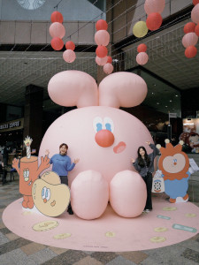 4 米高「KINGJUN 蠢兔」巨型氣偶，圓滾滾的俏皮造型一亮相便引爆社群打卡熱潮。圖/中友百貨