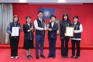 《聽看台中客》半年刊榮獲「2025年英國FADA設計金獎（Future_Art_Design_Award_UK）」，市政會議獻獎合影。'