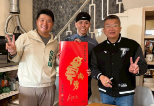 中華職棒會長蔡其昌與市議員參選人詹智翔一同分送「台灣尚勇」春聯。