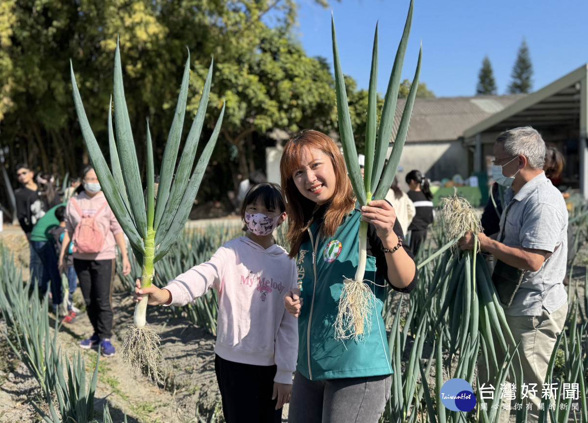 豐原區農會農事小組長蔡怡萱大力行銷豐原大蔥。