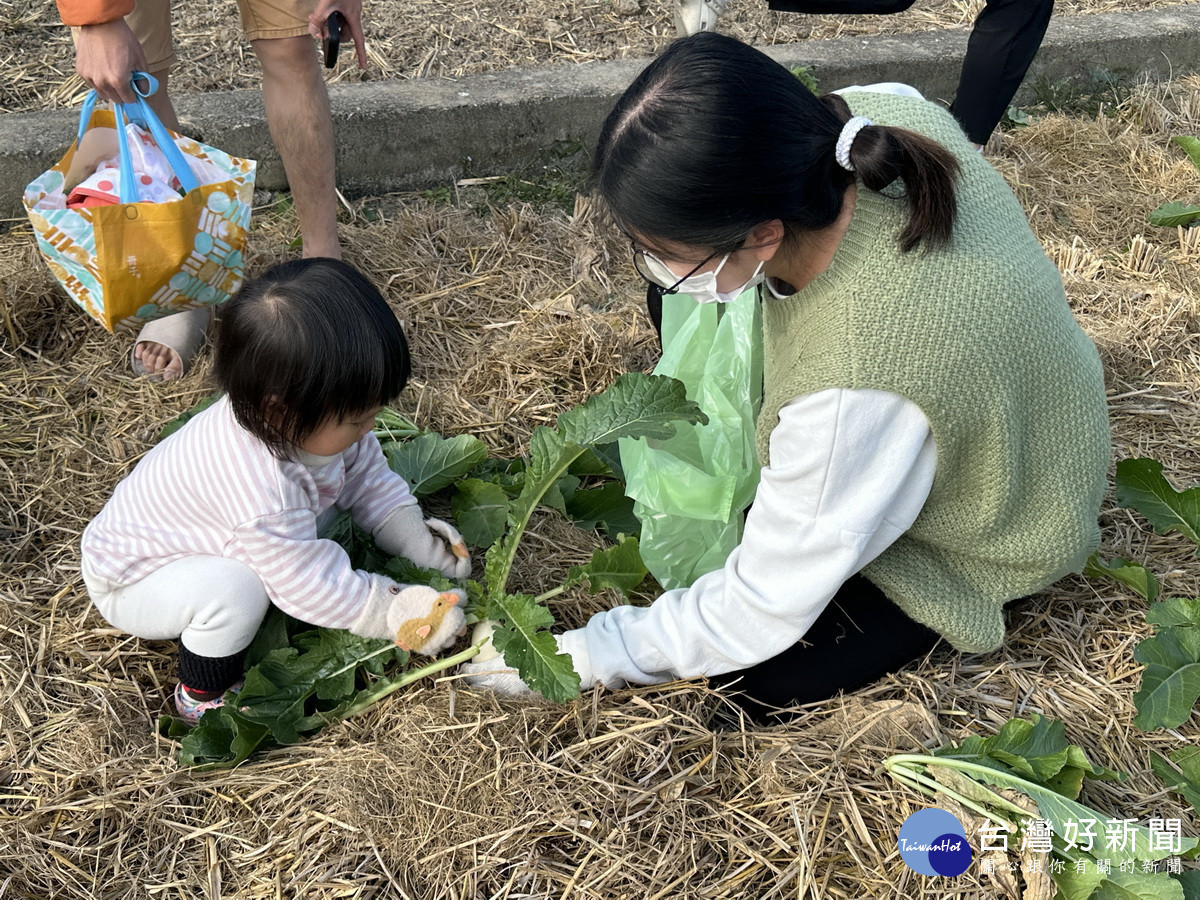 親子同參與更增樂趣。(記者扶小萍攝)
