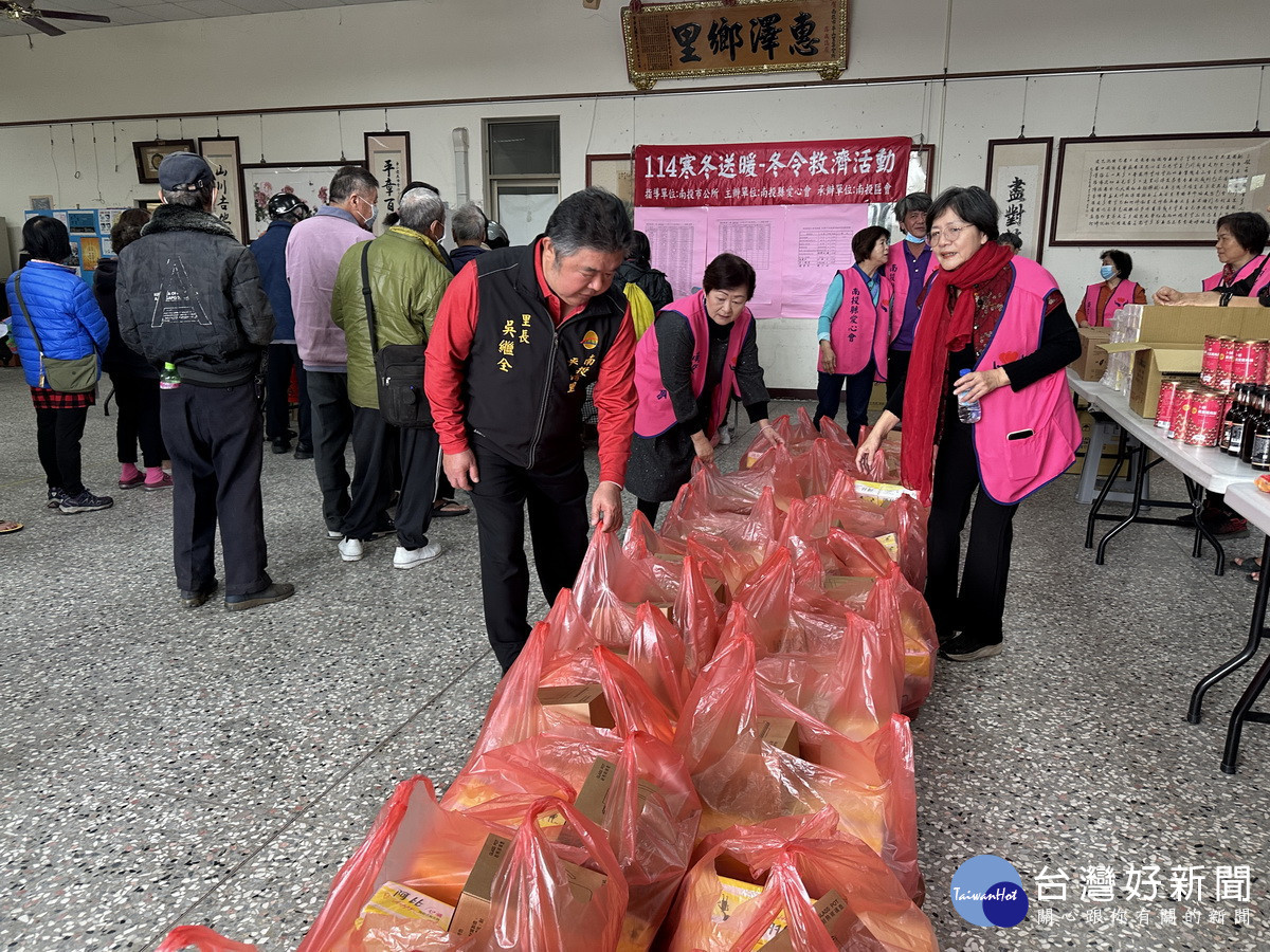 一早相關人員就來安排準備發送的物資。(記者扶小萍攝)