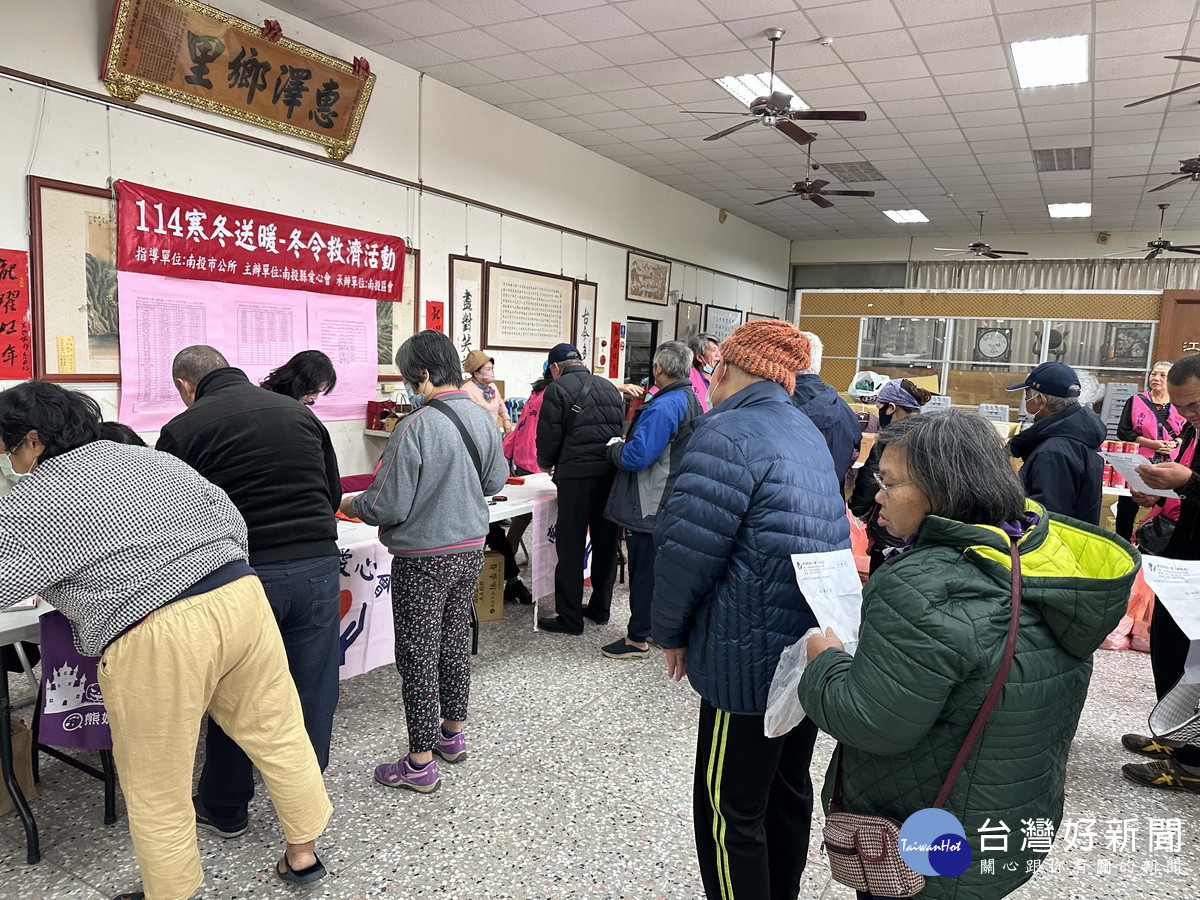 受惠戶排隊領取過年紅包減輕壓力。(記者扶小萍攝)