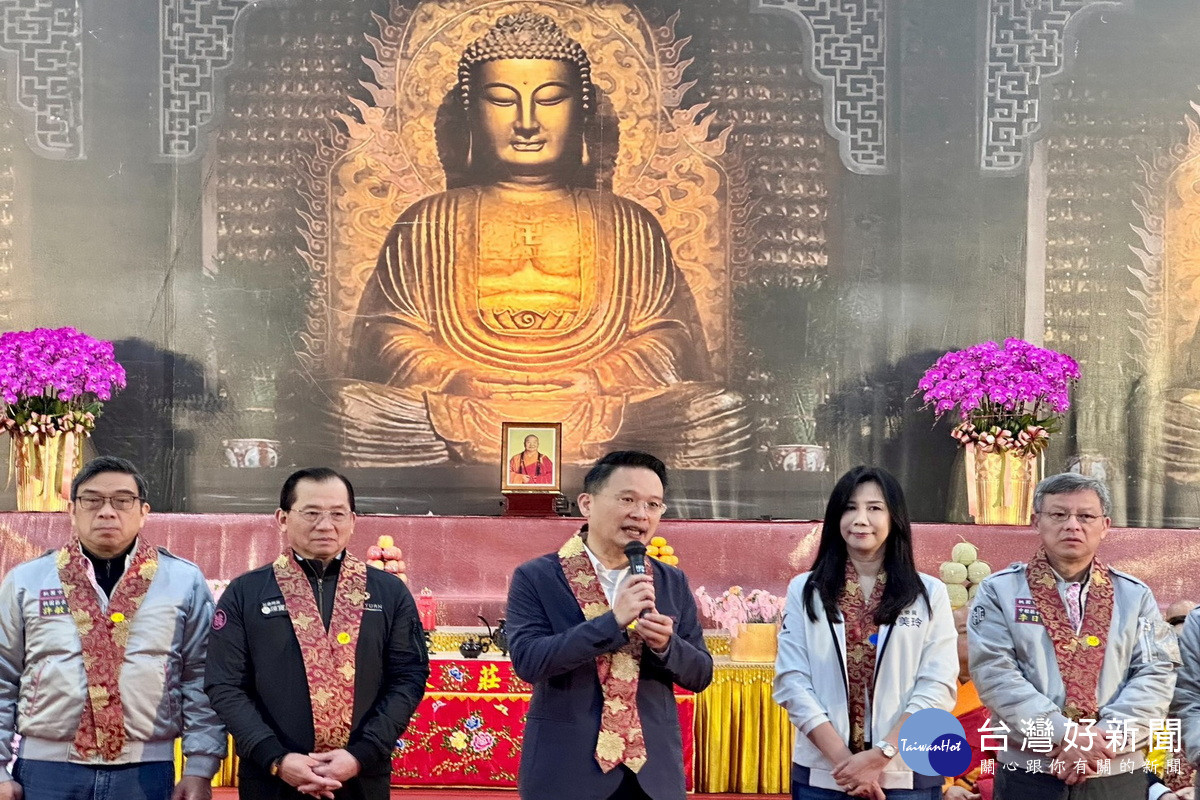 桃園市副市長蘇俊賓於佛光山桃園講堂「慶祝法寶節-寒冬送暖臘八粥結緣」活動中致詞。<br />