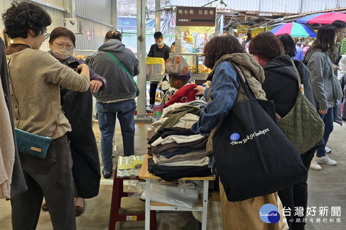 桃園南門市場臨時攤位重新開張，人潮回流攤商樂開懷。