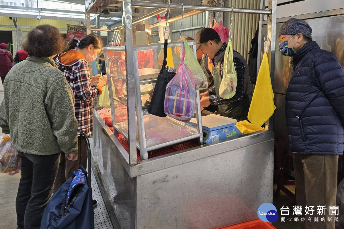 桃園南門市場臨時攤位重新開張，人潮回流攤商樂開懷。