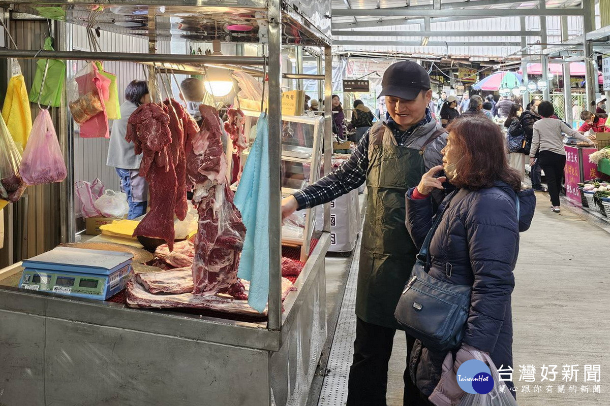 桃園南門市場臨時攤位重新開張，人潮回流攤商樂開懷。