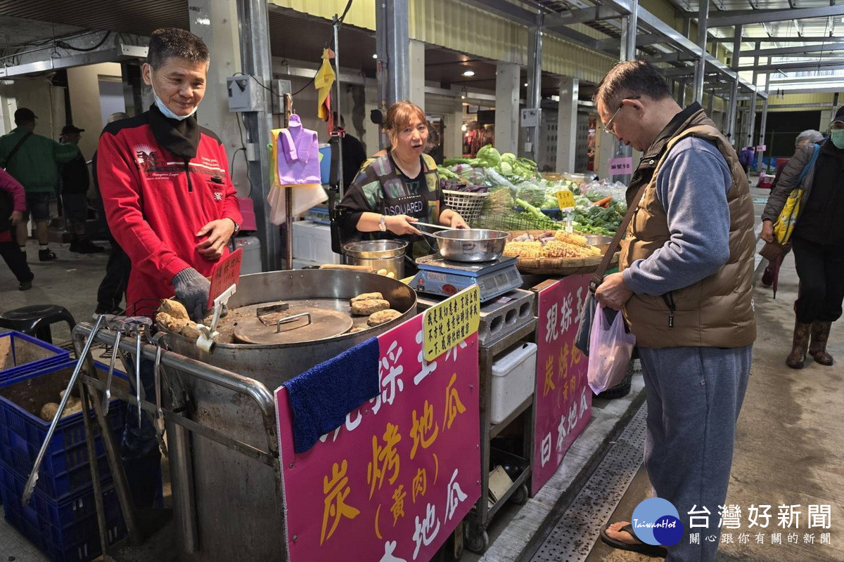 桃園南門市場臨時攤位重新開張，人潮回流攤商樂開懷。