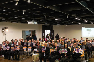 國立中央大學出版《度越群山》傑出校友專書。