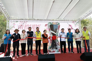 南投國姓咖啡節綠雕園區開幕，貴賓共同為咖啡節活動開幕啟動。（縣府提供）