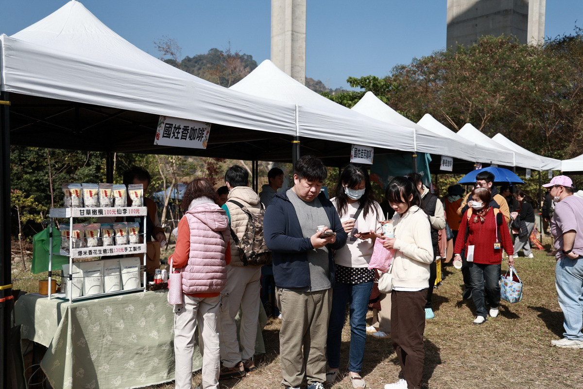 在地優質咖啡莊園、農產攤位展售。（縣府提供）