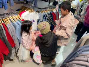 家庭幫孩子試穿衣服。（南投家扶中心提供）