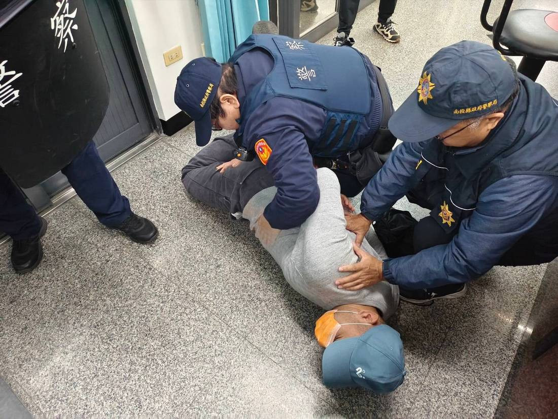 警方迅速到場逮捕歹徒-逼真。（集集警分局提供）