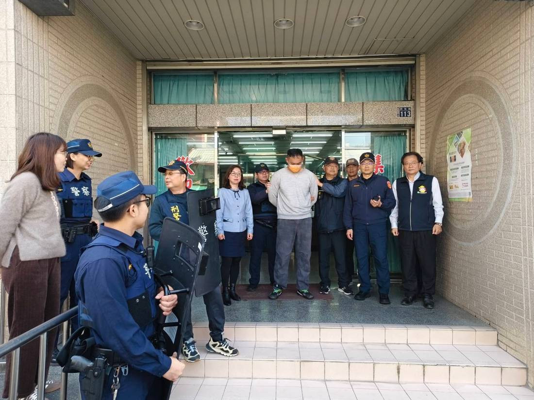 防搶演練-將歹徒送辦。（集集警分局提供）