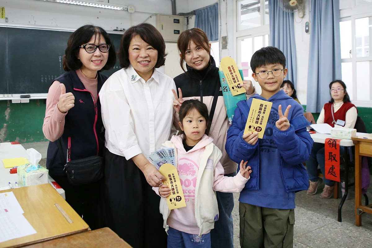 嘉義市長黃敏惠一早特地前往北興國中及大同國小發放所視察／嘉義市府提供