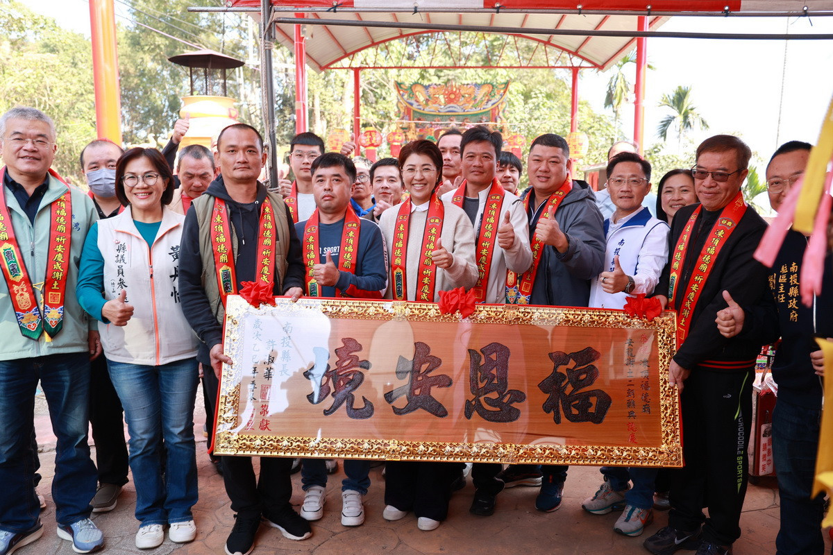 許縣長上香並贈福恩安境匾，祈求土地公的護佑。（縣府提供）
