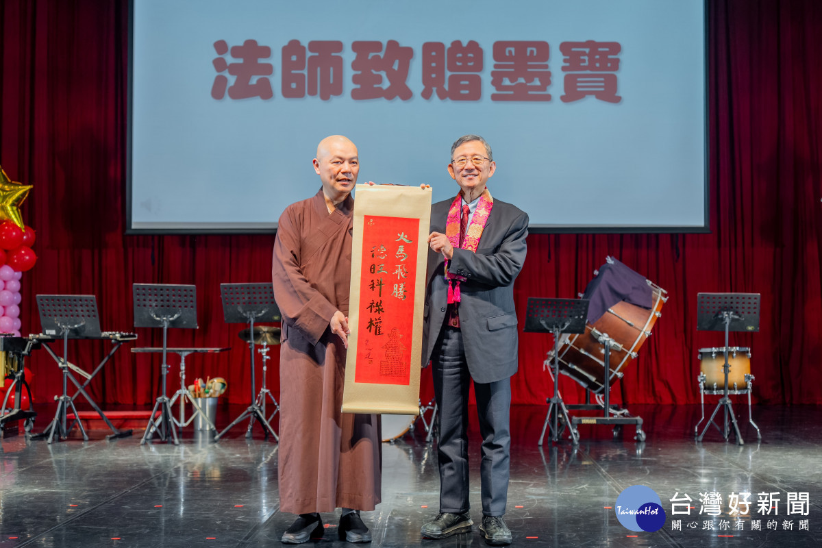 法師致贈墨寶。