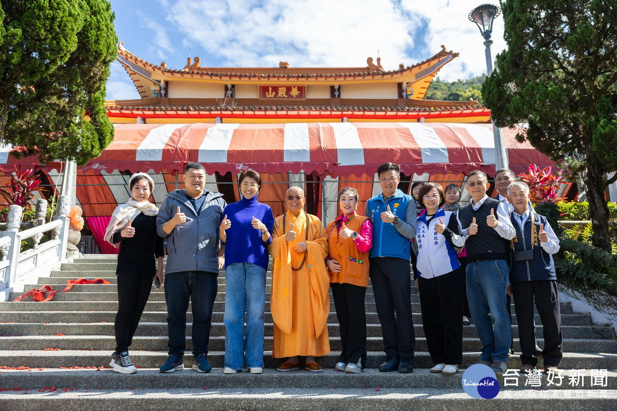 貴賓們在寺前合照。（縣府提供）