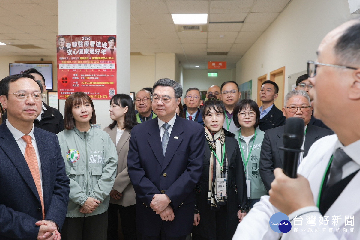 行政院長卓榮泰訪視桃園敏盛醫院UCC聽取院方說明。