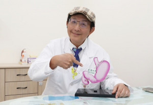 醫師說明。林重鎣