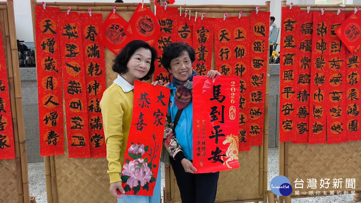 芳苑鄉馬年揮毫迎新春 環保家具納福氣共迎嶄新馬年