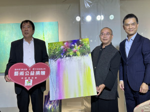 藝術家陳正隆提供作品《花開時節 敬天謝地》於本次展覽中進行義賣。圖/中友百貨