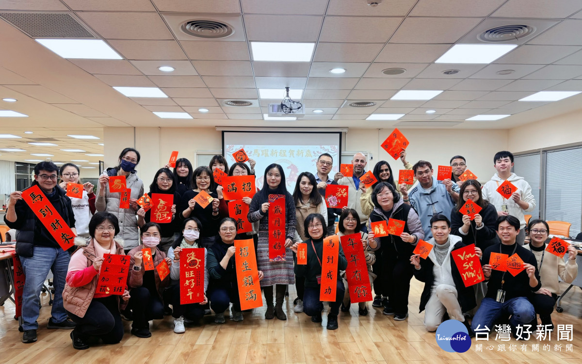 長庚科大師生展示春聯創作成果