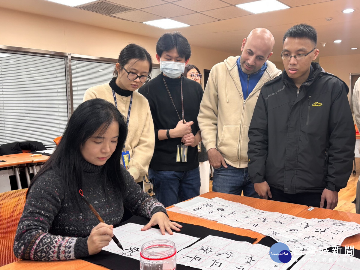 劉德玲教授提筆示範,引領外籍生體驗春聯書寫