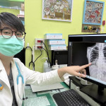 戴睿宏醫師指出確診 A 型流感女童的肺炎病灶。提醒民眾如出現高燒或呼吸症狀應及早就醫。