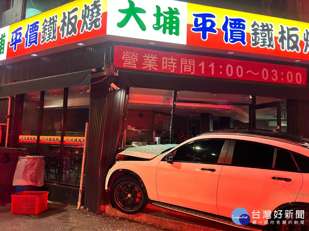 中壢警強力攔截酒駕，賓士男違規拒檢自撞。