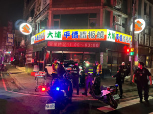 中壢警強力攔截酒駕，賓士男違規拒檢自撞。