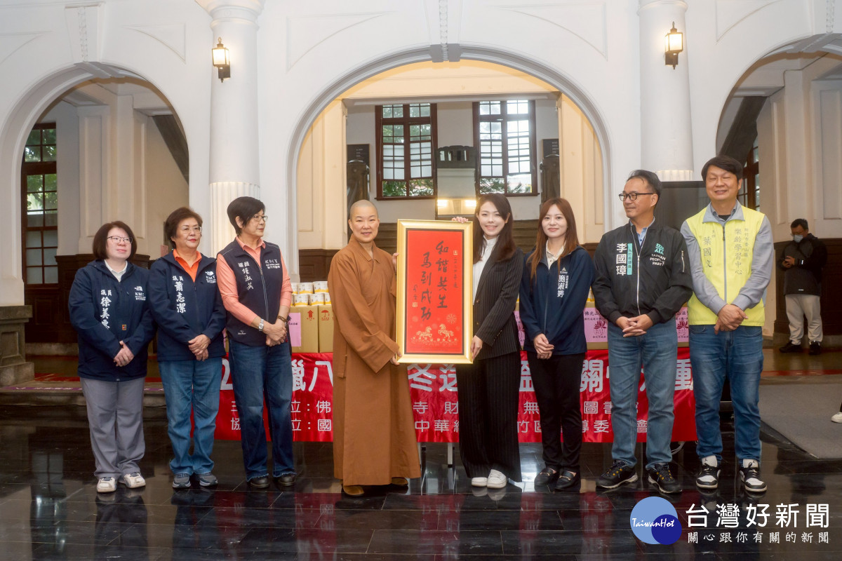 雙方互贈星雲大師墨寶「和諧共生、馬到成功」及感謝狀。