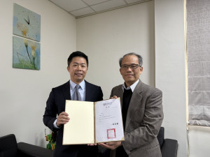 弘光科大校長蘇弘毅（右）頒發聘書給世界傳奇跑者、運動創業家林義傑（左）。