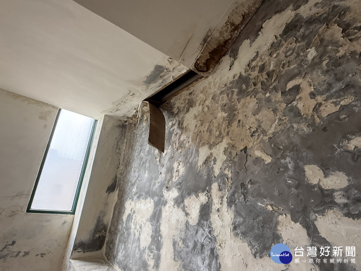 水氣滲入梧棲農會文化產業大樓建築內部。