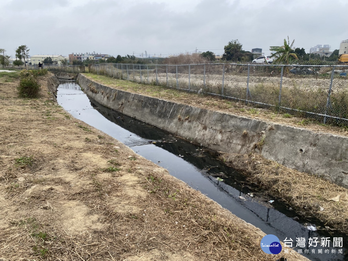 「三十五分線」護岸為早期砌石結構，溝底長年淤積黑泥。