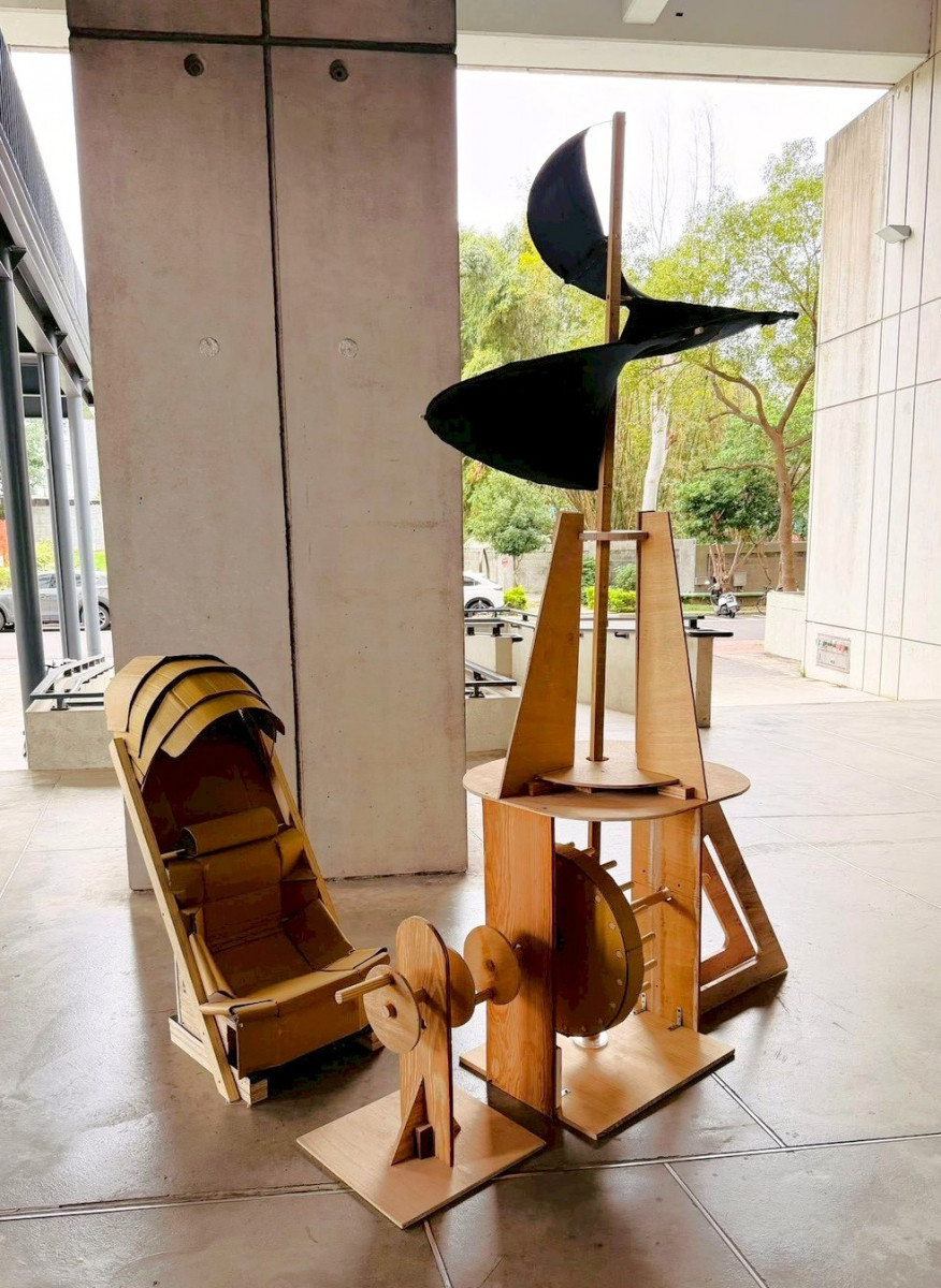 李嘉尹同學作品《達文西・風的草稿》，取材《風起》與達文西飛行手稿，以簡易機械結構呈現人類對飛行與風的想像