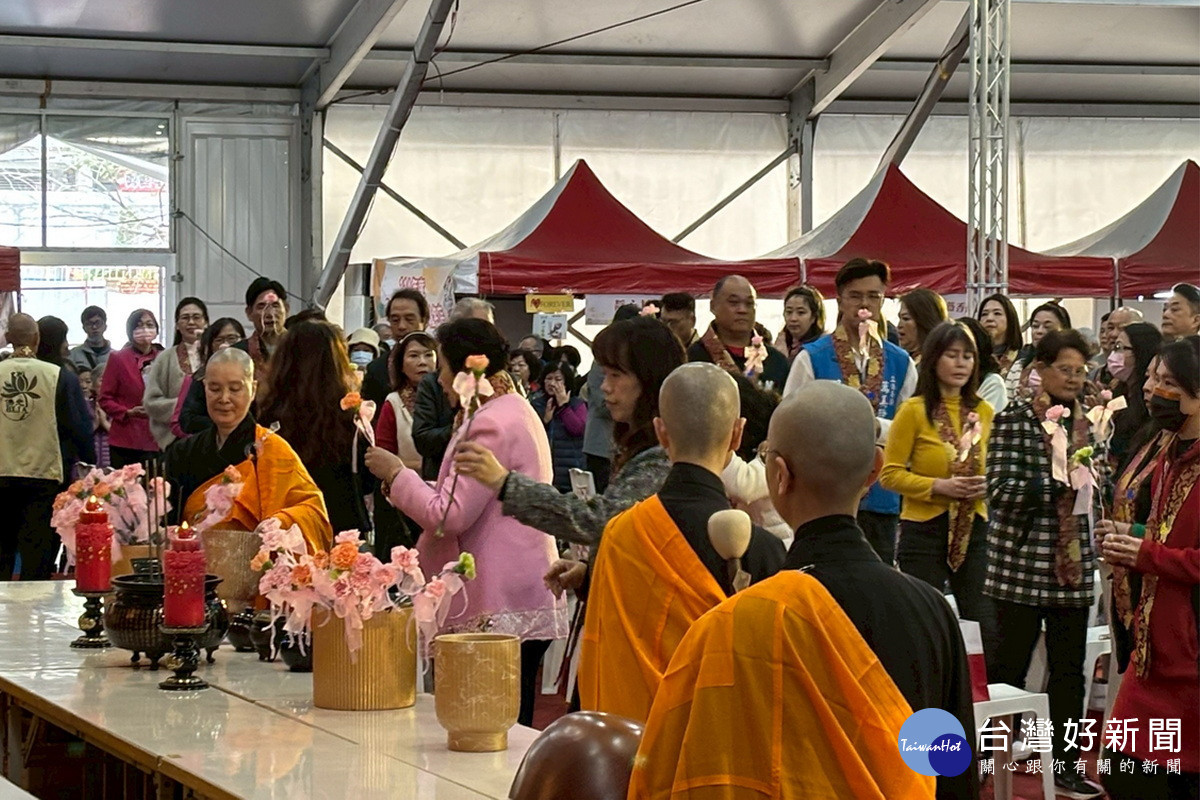 「慶祝法寶節-寒冬送暖臘八粥」公益活動祈福儀式。<br />