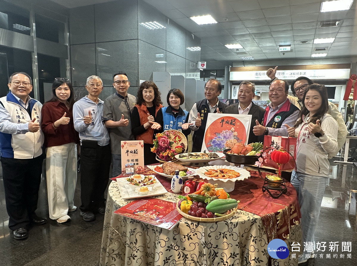 每家餐廳都推出特色年菜歡迎大眾來訂購。（記者扶小萍攝）