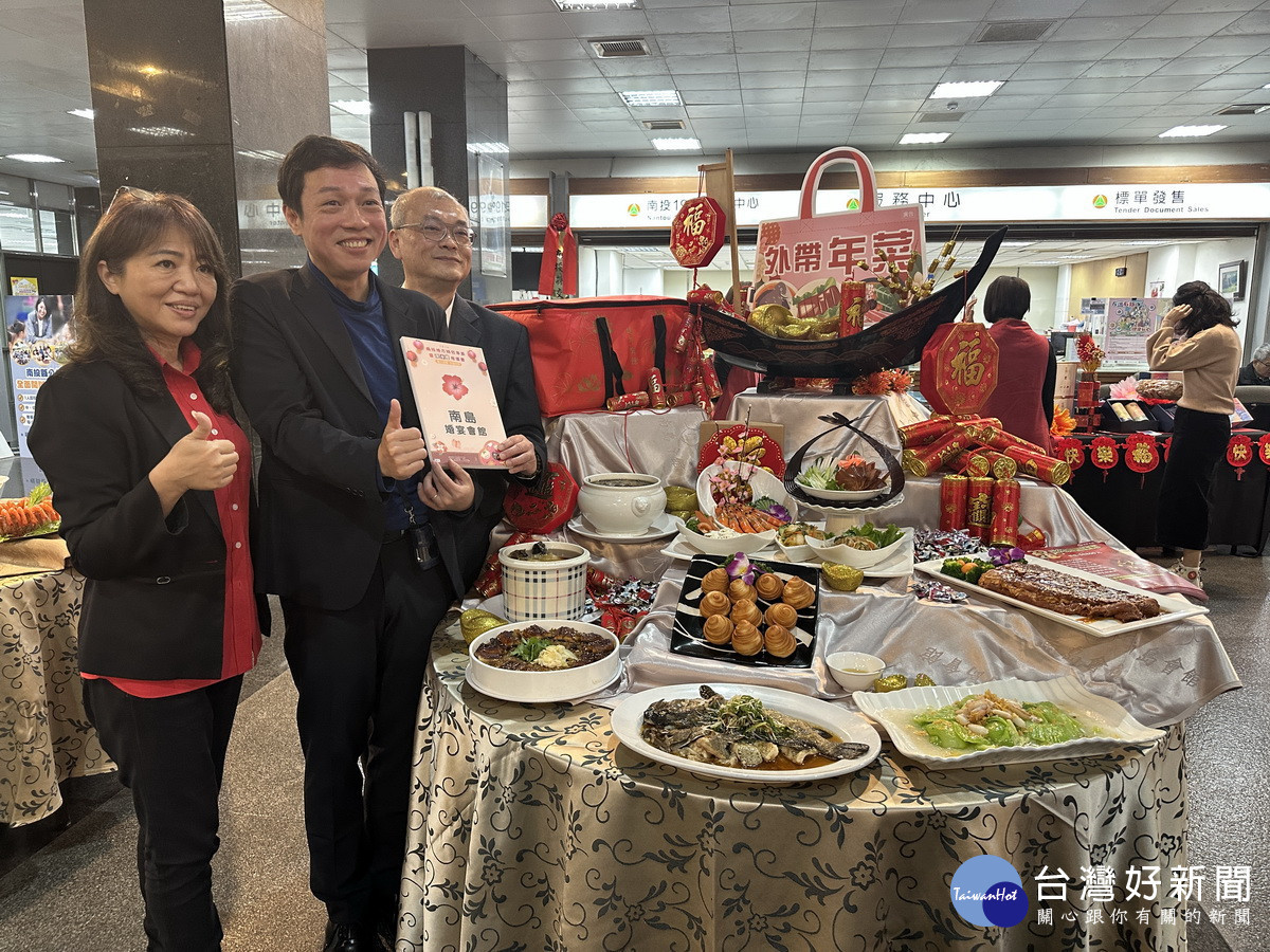 新聞行政處長蔡明志特別推薦南投年菜美味無比。（記者扶小萍攝）