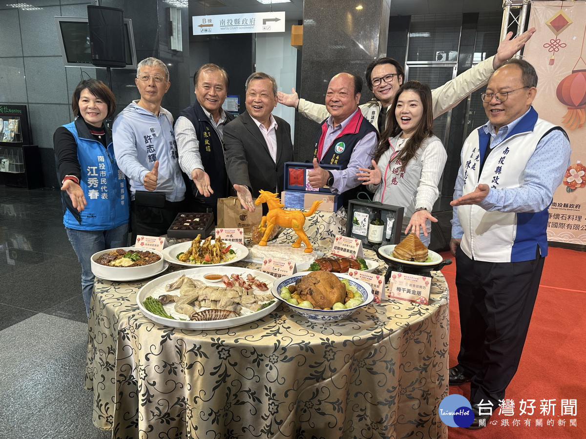 特色年菜 年節伴手禮展示。（記者扶小萍攝）