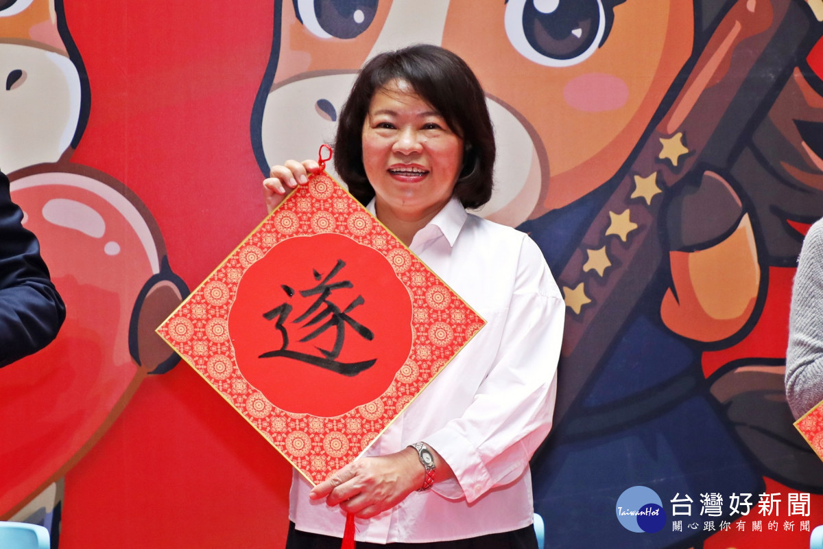 嘉義市府警察局今（26）日在警察局中庭廣場舉辦「馬迎春暉 暖警抵嘉」新春揮毫暨捐血公益活動／警方提供